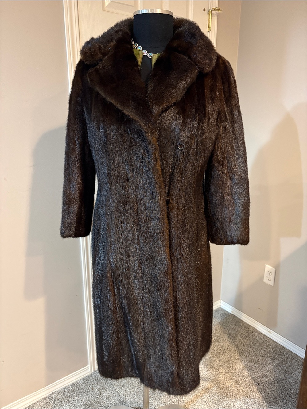 Luxurious Dark Brown Women's Mink Fur Coat Size Small. 17A